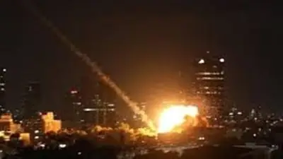 وسائل إعلام إسرائيلية: حرائق مستعرة في عدة مواقع بتل أبيب بعد الهجوم الصاروخي الإيراني