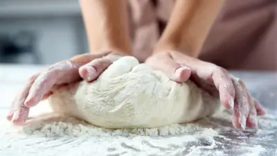 مخاطر كارثية تهدد الصحة: احذر تذوق عجينة الكعك قبل خبزها في عيد الفطر