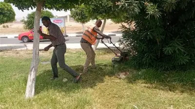 جهاز التطوير بالإسماعيلية يواصل صيانة المسطحات الخضراء استعدادًا لعيد الفطر