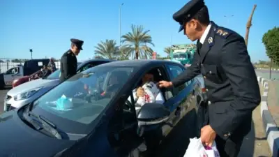 وزارة الداخلية تواصل مبادراتها الإنسانية بتوزيع وجبات إفطار رمضانية في الشوارع