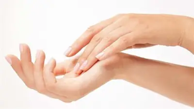 علاج جفاف وتشققات اليدين بوصفات طبيعية استعدادًا لعيد الفطر