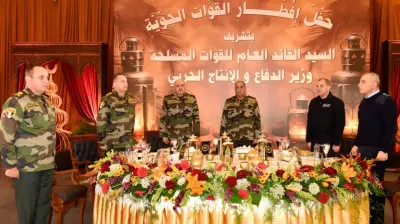 وزير الدفاع يلتقي مقاتلي القوات الجوية ويشاركهم وجبة الإفطار في رمضان