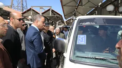 محافظ الجيزة يتفقد موقف السرفيس للتأكد من تطبيق التعريفة الجديدة بعد رفع أسعار البنزين