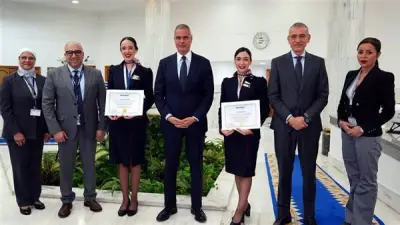 رئيس القابضة لمصر للطيران يكرم طاقم الضيافة الجوية لموقفهم الإنساني المتميز