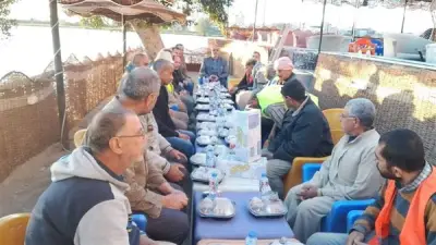 محافظ دمياط يطلق مبادرة إفطار جماعي لعمال النظافة تقديرًا لجهودهم في رمضان