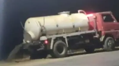 الصرف الصحي بالإسكندرية يعتذر ويحيل سائقًا للنيابة بعد تفريغ حمولة كسح في الطريق العام