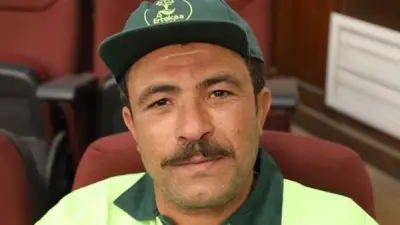 محافظ القاهرة يكرم عامل نظافة عثر على نصف مليون جنيه ورفض المكافأة