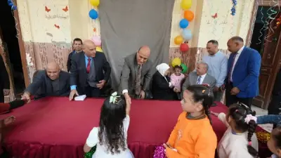 محافظ أسيوط يشارك أطفال الأيتام فرحة العيد بتوزيع الهدايا والعيديات في دور الرعاية