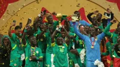 تصاعد الأزمة في الكرة الأفريقية: السنغال ترفض قرار كاف بسحب اللقب ومنحه للمغرب