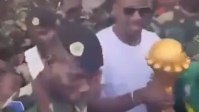 مدرب السنغال يسلم كأس أمم أفريقيا للقوات المسلحة في داكار بعد قرار الكاف