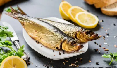 سوق الرنجة يشهد انتعاشاً ملحوظاً قبل عيد الفطر مع ارتفاع الطلب على الأسماك المملحة