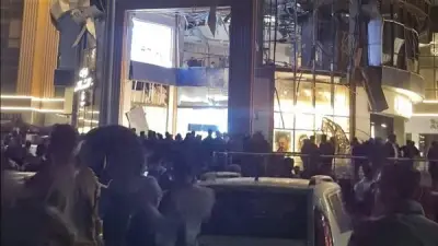 محافظ دمياط يتفقد موقع انفجار بمول تجاري ويطمئن على المصابين بعد حادث أسطوانات الهيليوم