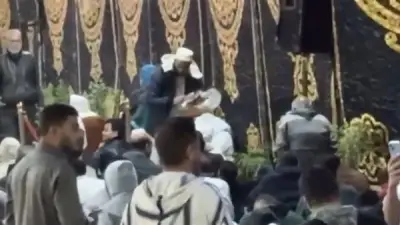 توزيع تمر على المصلين بمسجد مصطفى محمود إحياءً لسنة النبي في أول أيام عيد الفطر