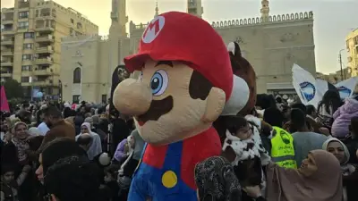 شخصيات سوبر ماريو والغوريلا تشارك الأطفال احتفالات عيد الفطر في مسجد الصديق