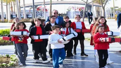 الرئيس السيسي يشارك الأطفال فرحة عيد الفطر ويوزع الهدايا في العاصمة الجديدة