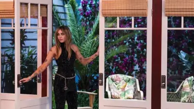 ديزني تكشف عن مشاهد جديدة من الحلقة الخاصة بذكرى مسلسل هانا مونتانا مع ضيف شرف مفاجئ