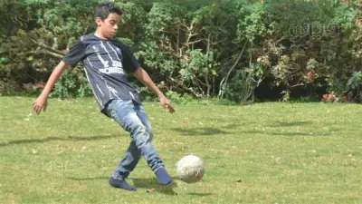 أطفال القاهرة يلعبون الكرة في حديقة الأزهر احتفالاً بعيد الفطر وسط أجواء بهيجة