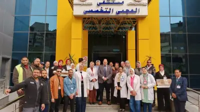 مدير مستشفى العجمي بالإسكندرية يوزع حلوى وعيدية على المرضى والأطباء في أول أيام العيد