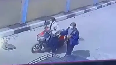 فتاتان تسرقان اسكوتراً كهربائياً في نهار رمضان بالإسماعيلية.. والأمن يبحث عنهما