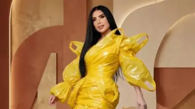 عبير صبري تثير الجدل بإطلالة غريبة من الحقائب البلاستيكية في عيد الفطر