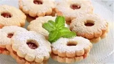 تفسير حلم أكل البسكويت في المنام: دلالات على طول العمر وارتفاع الشأن