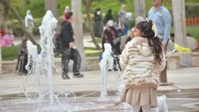 أطفال القاهرة يملؤون حديقة الأزهر بالبهجة والبالونات في ثاني أيام عيد الفطر