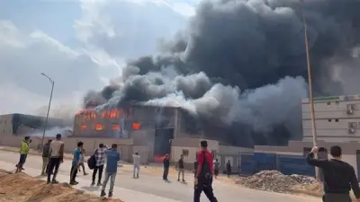 الحماية المدنية تخمد حريقاً هائلاً بمصنع في أكتوبر دون إصابات