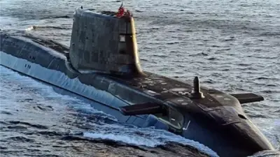 غواصة بريطانية نووية تتخذ موقعًا استراتيجيًا في بحر العرب