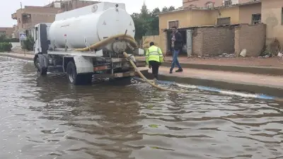 شركة مياه البحر الأحمر تتحرك عاجلاً لمواجهة تجمعات مياه الأمطار في رأس غارب