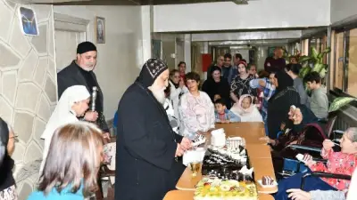 الأنبا ميخائيل يحتفل بعيد الأم مع مسنات مستشفى الأنبا برسوم في زيارة تفقدية مميزة