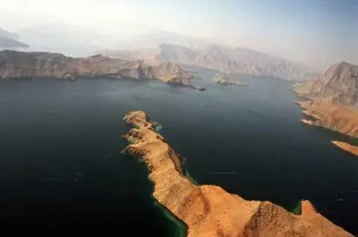 الحرس الثوري الإيراني يهدد بإغلاق مضيق هرمز بالكامل إذا نفذت ترامب تهديداته