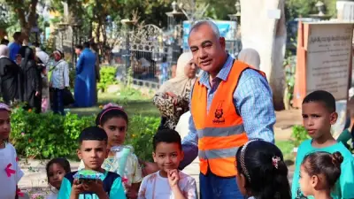 أسوان تحتفل بالعيد بتوزيع هدايا وبالونات على الأطفال في الحدائق العامة