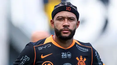 ممفيس ديباي يثير الجدل في البرازيل بعد مكالمة هاتفية خلال مباراة كورينثيانز