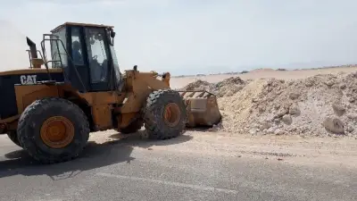 حي جنوب الغردقة يرفع أطنان مخلفات البناء ويعيد فتح طريق الروضة أمام الحركة