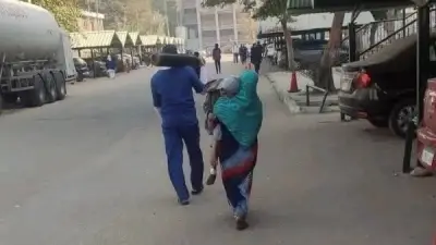 جدل واسع.. ممرض يحمل أسطوانة أكسجين لإنقاذ طفل بمستشفى أسيوط بين الإنسانية والإهمال