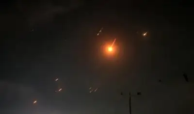 إعلام إسرائيلي: اعتراض صاروخ إيراني كان متجهاً نحو منطقة ديمونة النووية