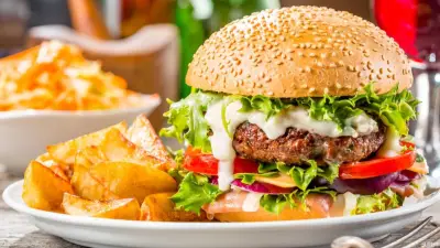 طريقة تحضير البرجر المشوي على الفحم في المنزل بنكهة المطاعم العالمية