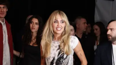 مايلي سايروس تلمع في حفل ذكرى هانا مونتانا وتكشف عن مشروع موسيقي جديد