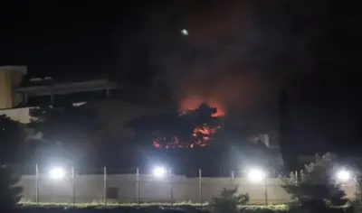 حريق هائل في مطار الكويت الدولي جراء استهداف خزانات الوقود في المسيرات