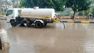 الجيزة تواصل عمليات شفط مياه الأمطار بعد التقلبات الجوية المطرية