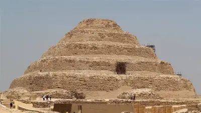 وزارة السياحة والآثار تتخذ إجراءات صارمة بعد تسلق سائحتين تابوتاً بالسيرابيوم في سقارة