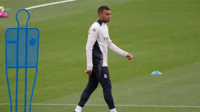 فضيحة طبية تهز ريال مدريد: اتهامات بالكذب حول إصابة مبابي والصحفي الفرنسي يؤكد