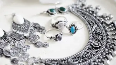 استقرار أسعار الفضة محليًا رغم تراجعها عالميًا في ظل ضغوط النفط