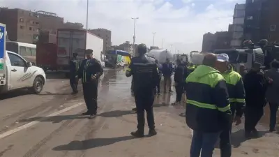 محافظ دمياط يشهد توزيع وجبات على عمال سحب الأمطار تقديراً لجهودهم الميدانية