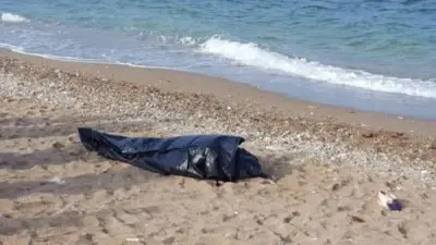 أمواج البحر تقذف جثة مجهولة إلى شاطئ عجيبة بمطروح في حادث مأساوي