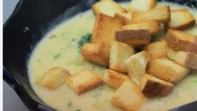 شوربة بطاطس بالبروكلي: وصفة دافئة مثالية لتقلبات الطقس البارد