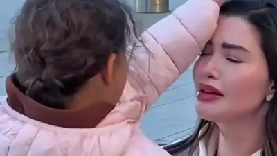 روان بن حسين تحتضن طفلتها في أول ظهور بعد الإفراج عنـها من السجن