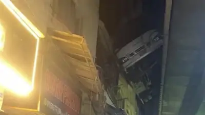 رفع آثار حادث ميني باص اصطدم ببلكونة شقة في المهندسين والجهود لضبط السائق الهارب