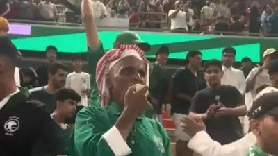 عميد المشجعين السعوديين يهتف في ملعب الإنماء: 'مصر تستاهل' بعد فوز الفراعنة