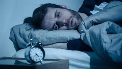 تحذير خطير من أخصائي تغذية: قلة النوم تعادل تأثير الكحول على الدماغ